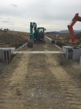 大津波ですべてが流されたところに道路を造っています