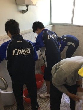 千代中学校でトイレ掃除
