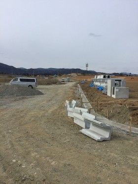 大津波ですべてが流されたところに道路を造っています