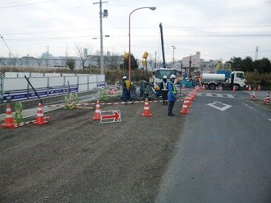 大震災で壊れた下水道管をなおしています