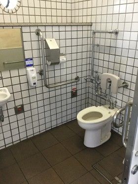 新横浜駅前の街頭清掃と公衆トイレ掃除