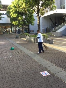 新横浜駅前の街頭清掃と公衆トイレ掃除