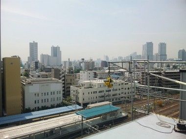 東神奈川駅前で外壁工事