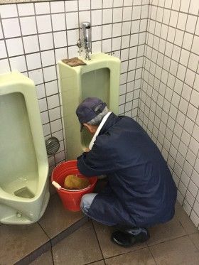 新横浜駅前の街頭清掃と公衆トイレ掃除