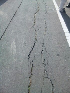 大地震で壊れた道路の傷跡