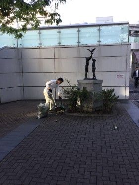 新横浜駅前の街頭清掃と公衆トイレ掃除