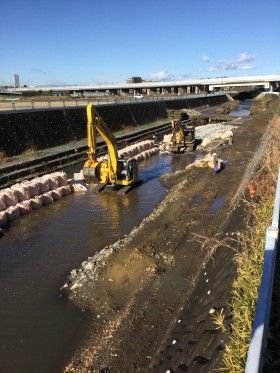横浜市緑区の恩田川流域の護岸工事をしています
