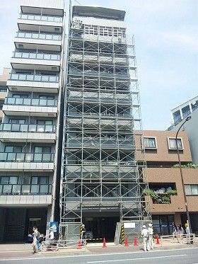 東神奈川でビルの外壁をなおしています