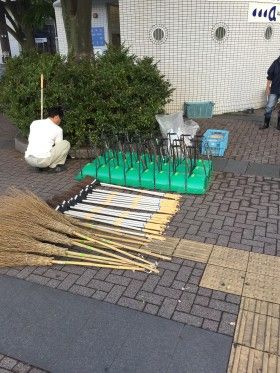 新横浜駅前の街頭清掃と公衆トイレ掃除