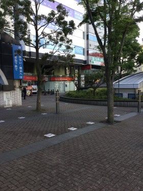 新横浜駅前の街頭清掃と公衆トイレ掃除