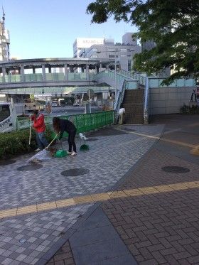新横浜駅前の街頭清掃と公衆トイレ掃除