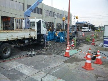 大震災で壊れた下水道管をなおしています