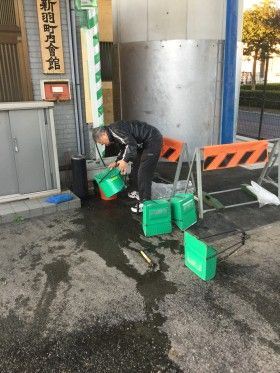 新羽駅周辺の街頭掃除