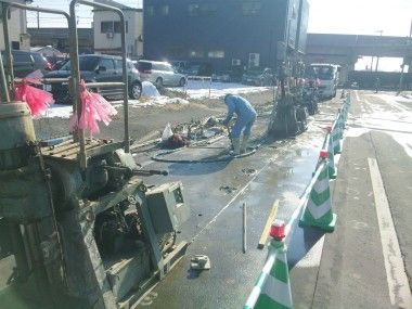 地震で壊れた下水道をなおしています