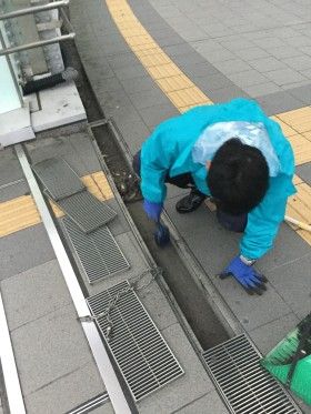 新横浜駅前早朝清掃
