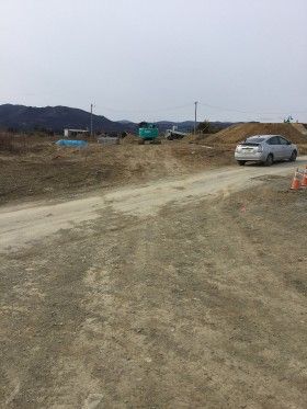 大津波ですべてが流されたところに道路を造っています