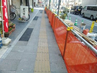 野毛地区で歩道を拡幅