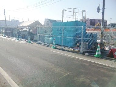 地震で壊れた下水道をなおしています