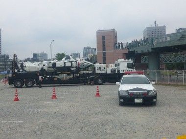 赤レンガ倉庫に巨大なロボット