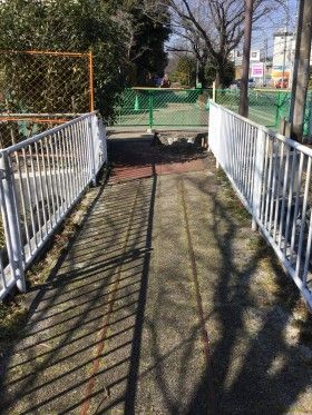 トロッコのレールが歩道に残されています